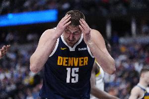 裁判报告：漏吹爱德华兹回场 跳球回合之前是兰德尔将球碰出界